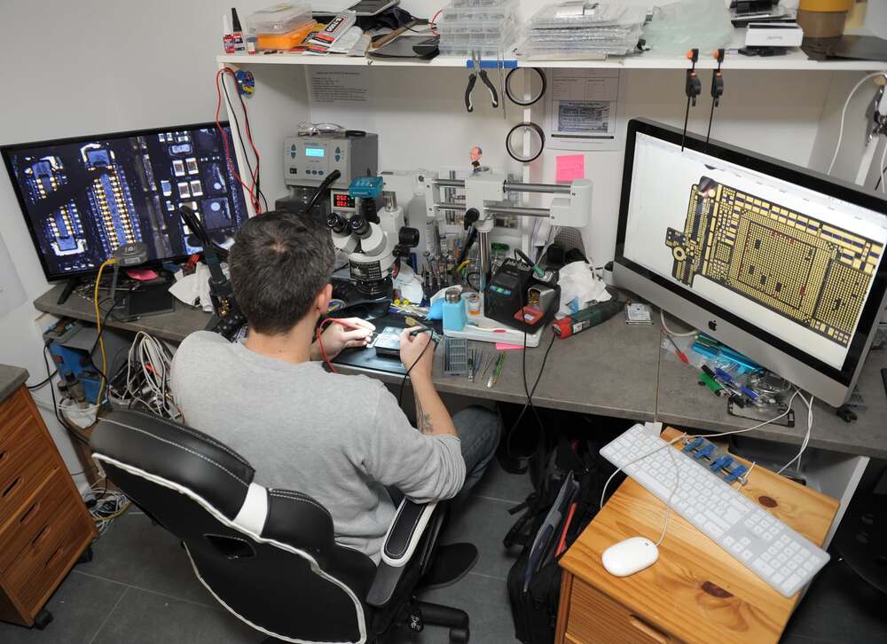 Controle de carte mere au microscope en gros plan