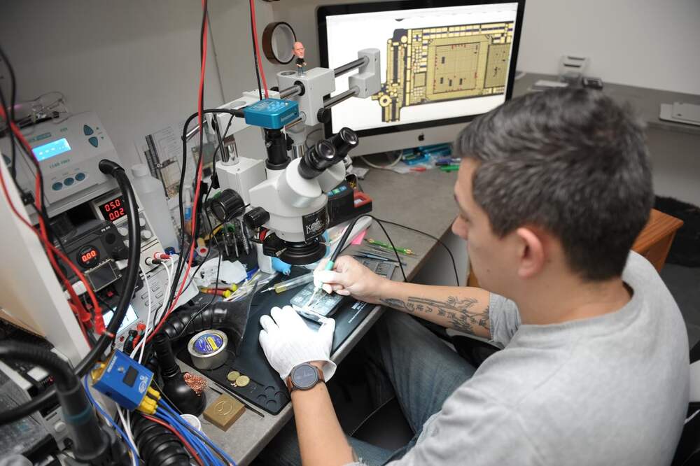 Intervention de precision sur carte electronique Apple